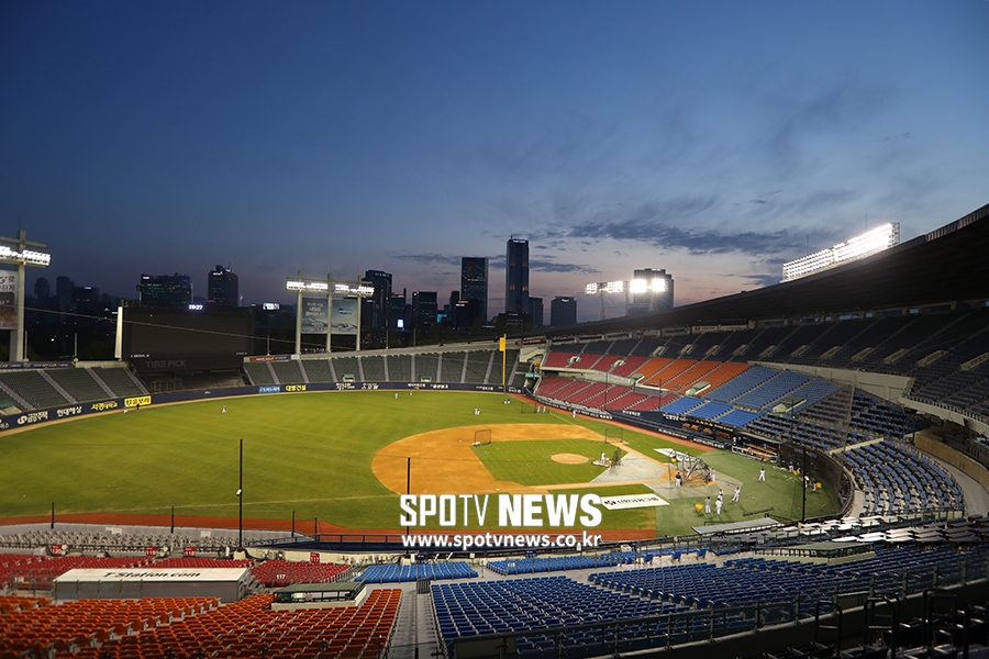 [스토리S] PM 6:30 우리가 다시 설렐 시간, 야간 조명 켜진 잠실구장