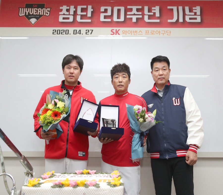 조동화 코치, SK 최초 20년 근속 "자부심 느껴"…최정 15년 근속