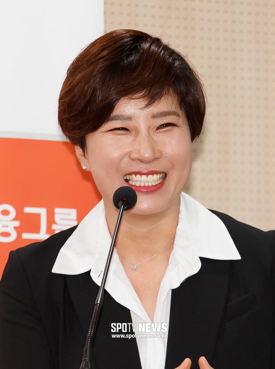 [포토S] 웃으며 인사하는 박세리 감독