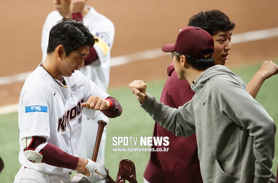 [포토S] 끝내기 이정후, '감독님, 작전 성공입니다'