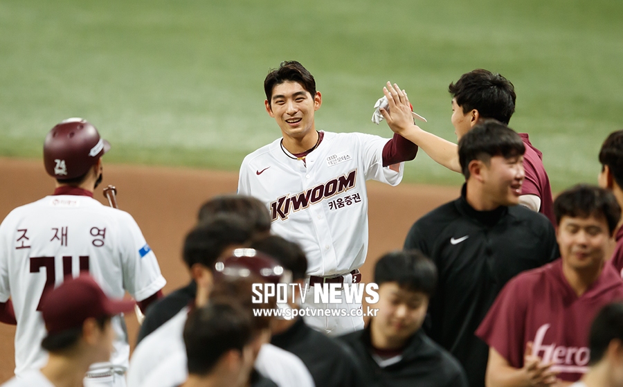 [포토S] 끝내기 이정후, '대타 작전 성공'