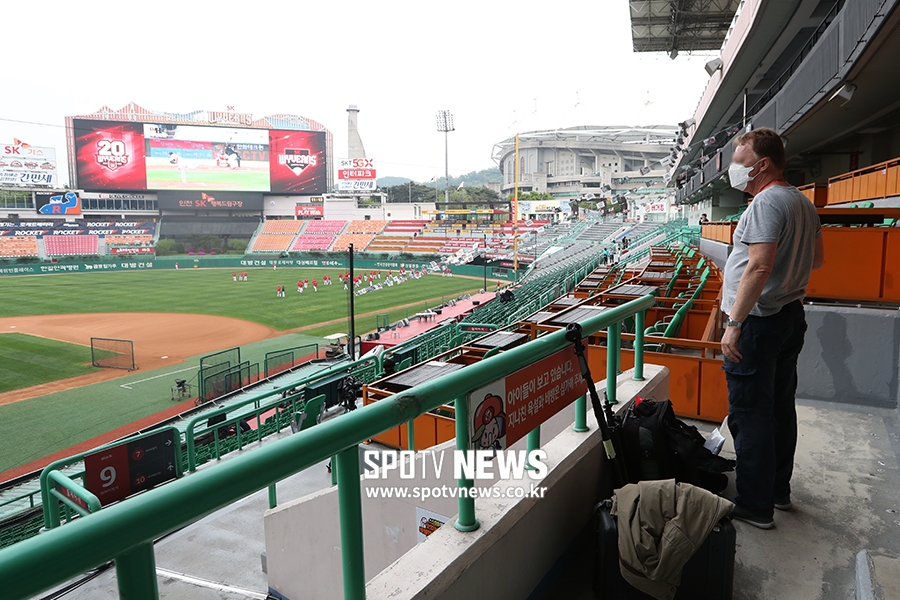 [포토S] KBO 개막전에 인천구장 찾은 외신