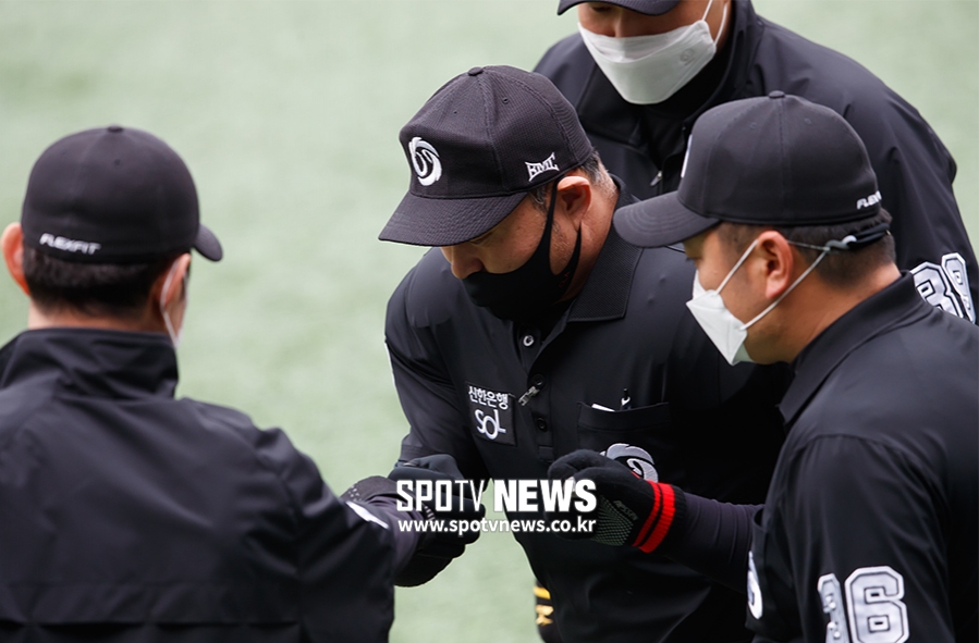 [포토S] 마스크와 장갑 착용하고 하이파이브 하는 심판들