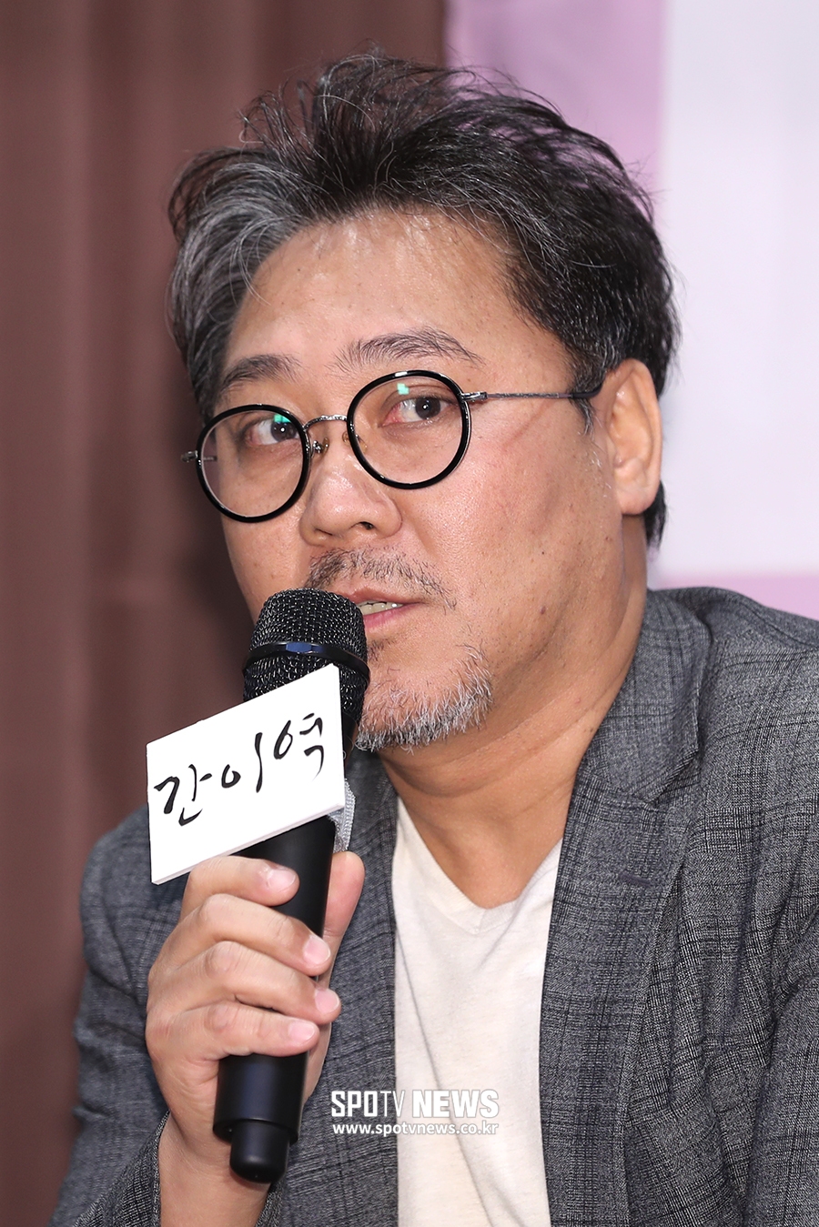 [포토S] 인사말 하는 영화 '간이역'의 김정민 감독