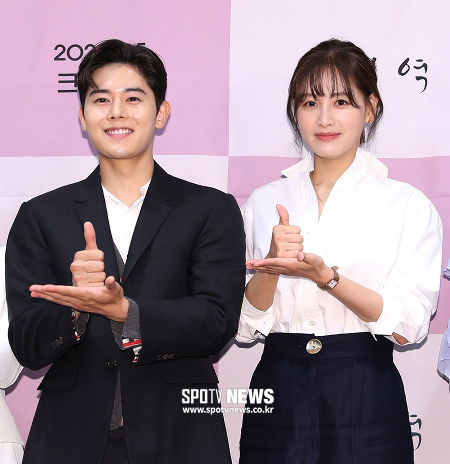 [포토S] 김동준-김재경, 의료진 향한 '덕분에' 수어 포즈