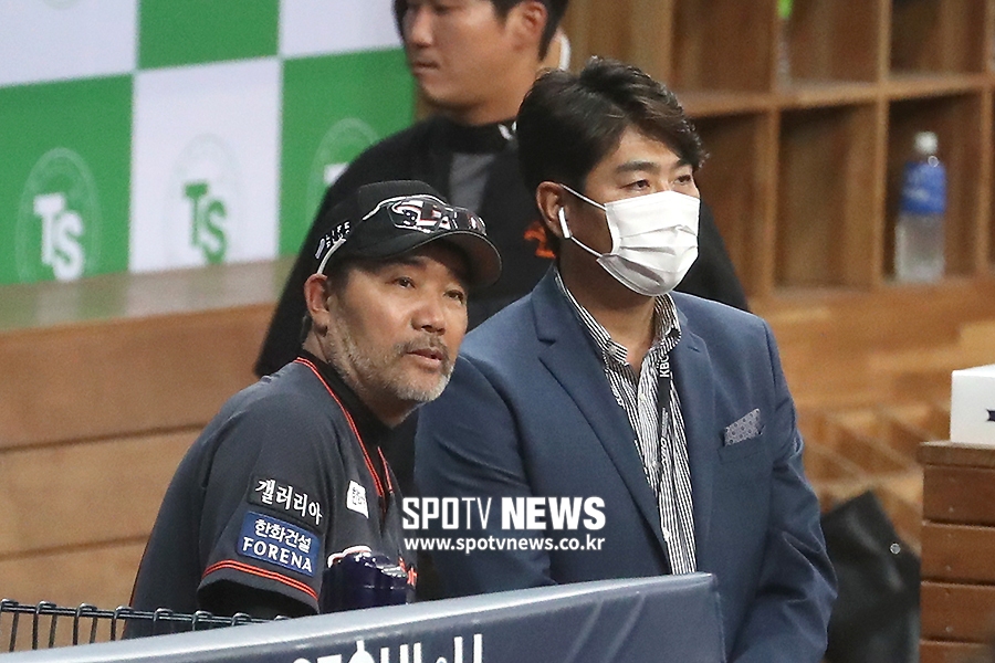 [포토S] 정민철 단장과 대화 나누는 한용덕 감독