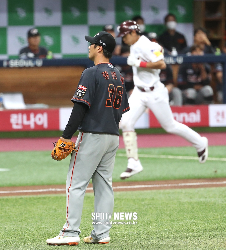 [포토S] 이정후에게 선취 투런포 허용한 장민재