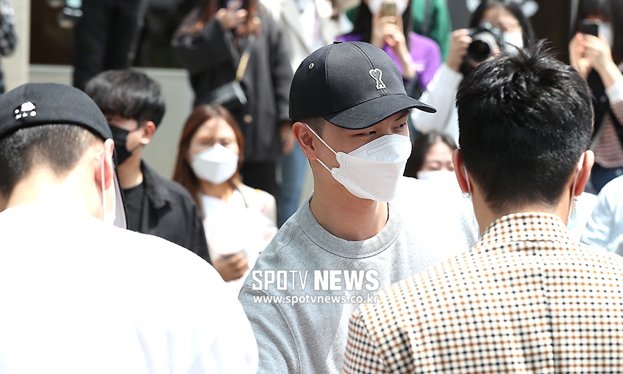[포토S] 멤버들과 마지막 인사 나누는 육성재