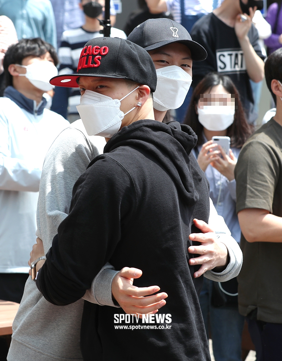 [포토S] 입대하는 육성재, 프니엘과 아쉬운 포옹