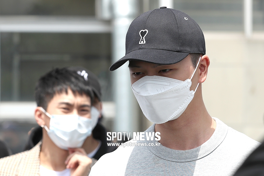 [포토S] 육성재, 서은광의 배웅 받으며 입소