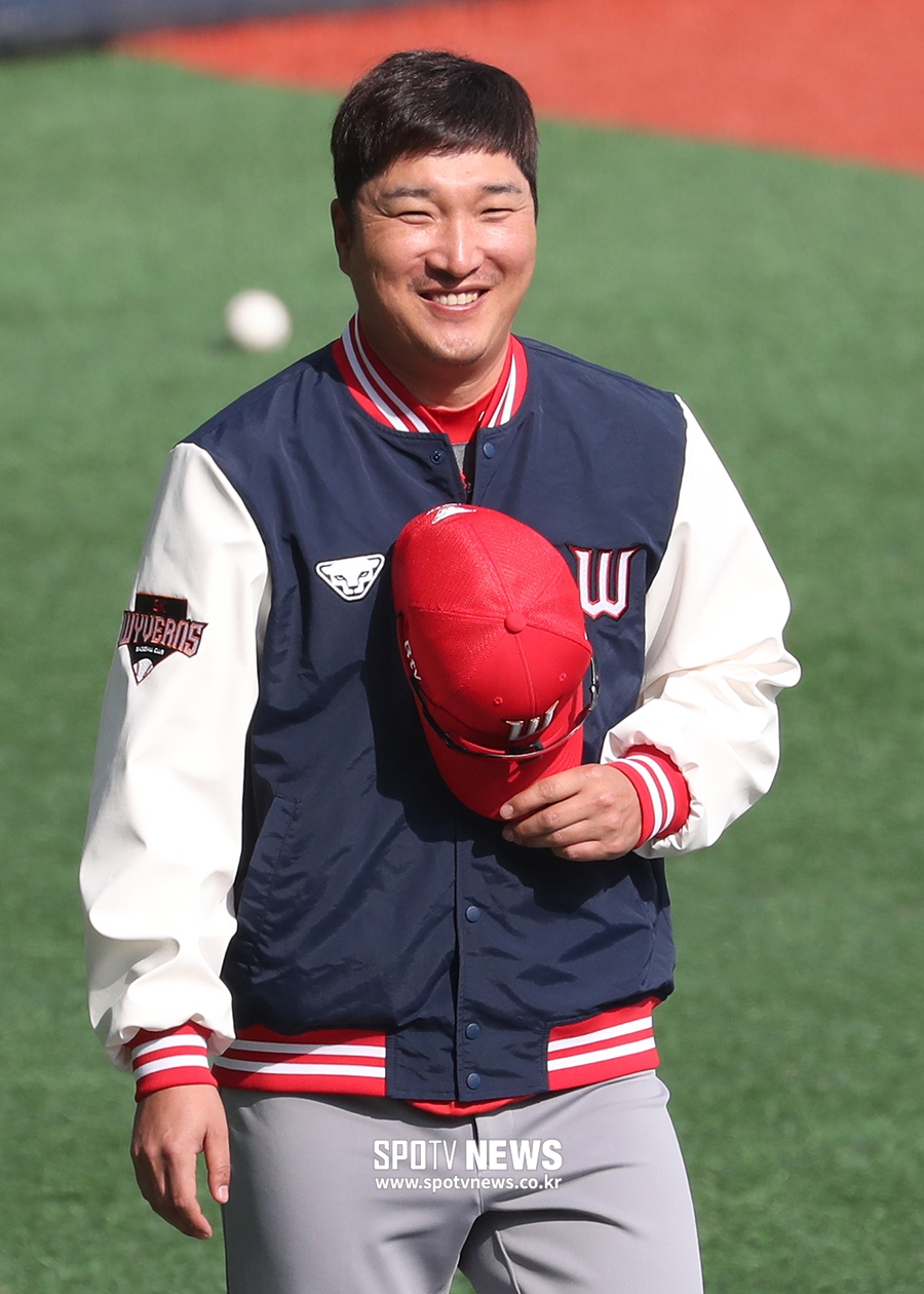 [포토S] 이진영 코치, 친정 LG 향해 반가운 미소!