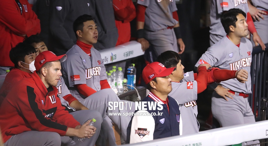[스토리S] '2년 전 우승팀 맞아?', 4연패에 미소마저 사라진 SK