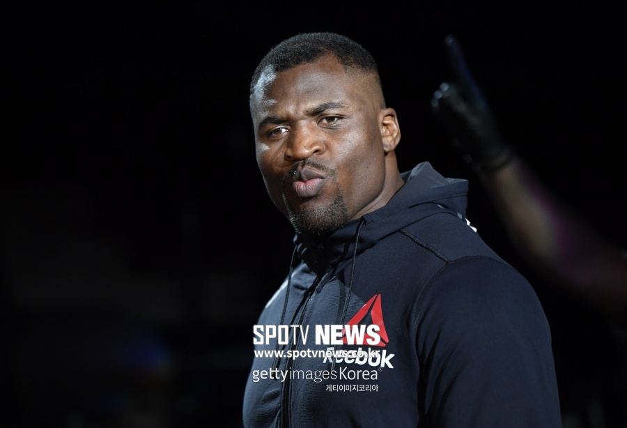 [정오의 UFC] 은가누 짜증 났다…"타이틀전 얼마나 기다려야 돼?"
