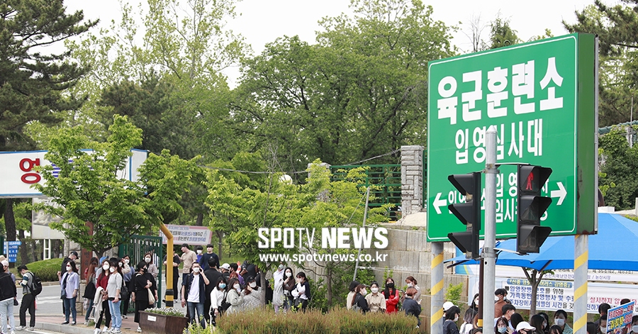 [포토S] 입소하는 엑소 수호를 기다리는 팬들