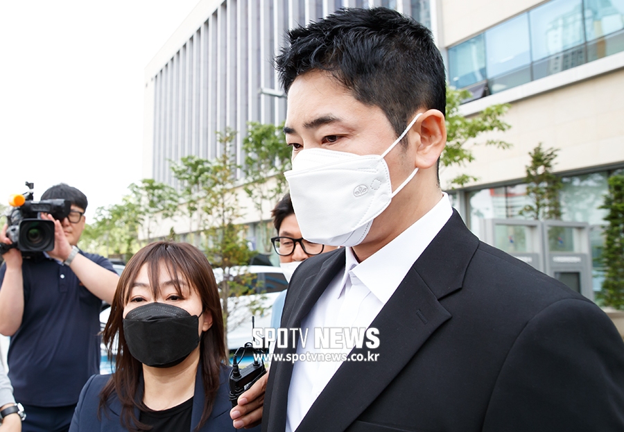 [포토S] 무거운 표정으로 법원 떠나는 강지환
