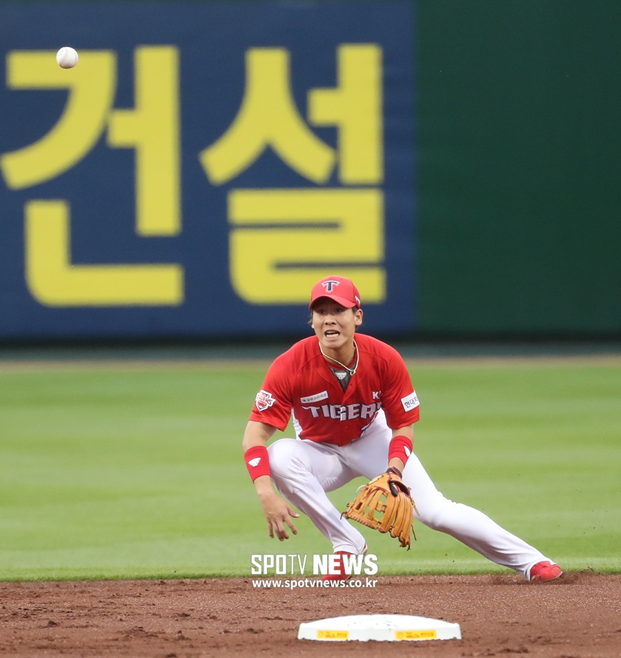 [포토S] 박찬호, '타구가 베이스를 맞고 튀었어!'