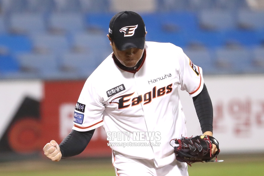 [포토S] 김진영, KKK 삼자범퇴로 이닝 종료 후 주먹 불끈!