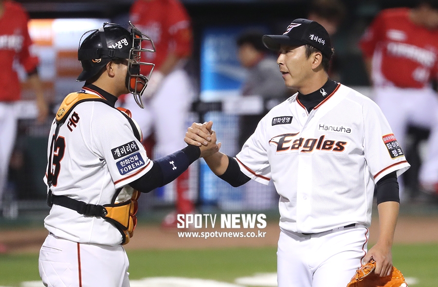 [포토S] 정우람-최재훈, 깔끔한 마무리!