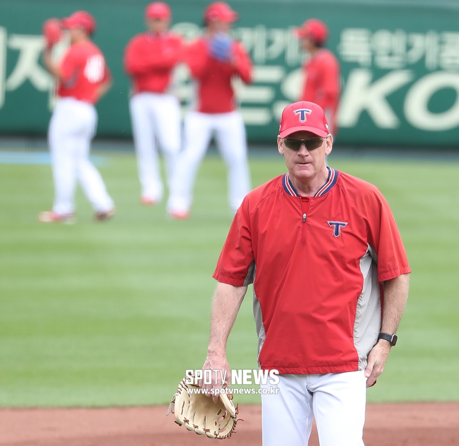 [스토리S] '글러브 들고 선수들과 함께' 윌리엄스 감독, KBO에 부는 수평 리더십 바람