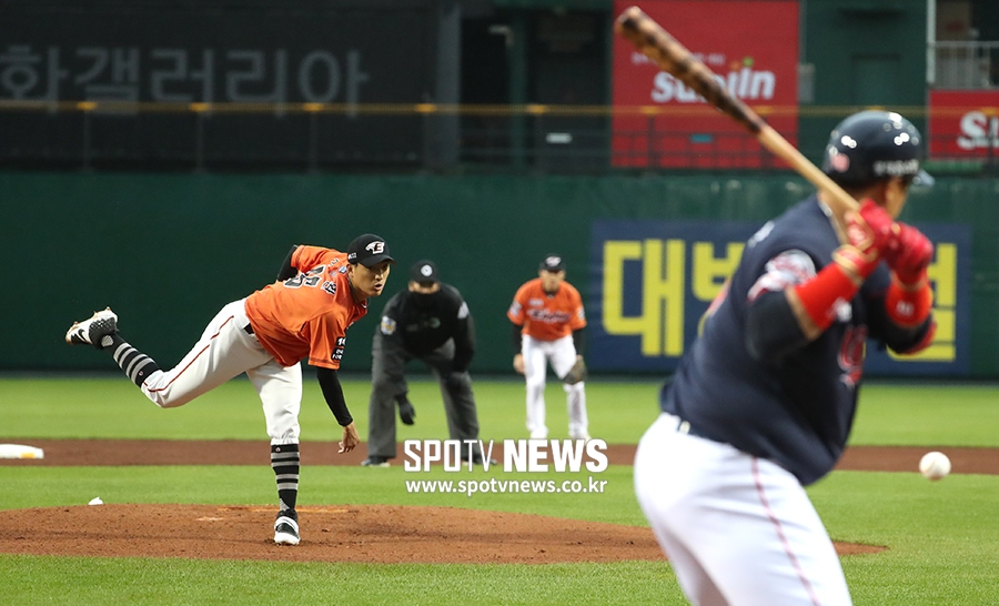 [포토S] 롯데 강타선 상대하는 한화 선발 김이환