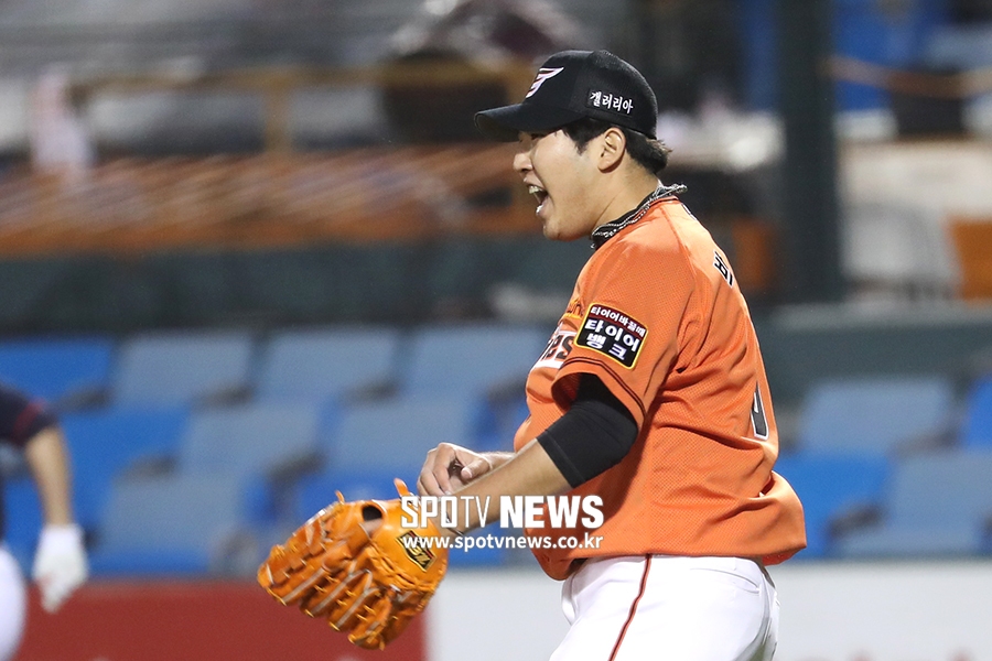 [포토S] 실점 위기 막고 기뻐하는 박상원