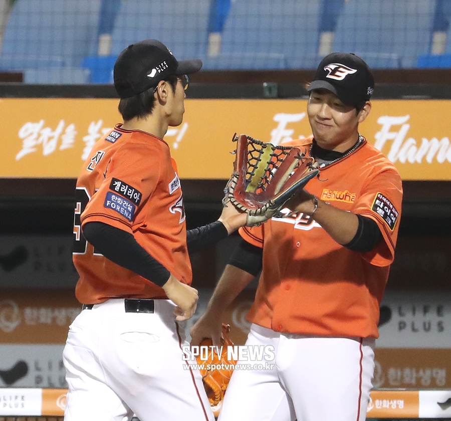 [포토S] 박상원, 환상적인 호수비 펼친 정진호 맞이