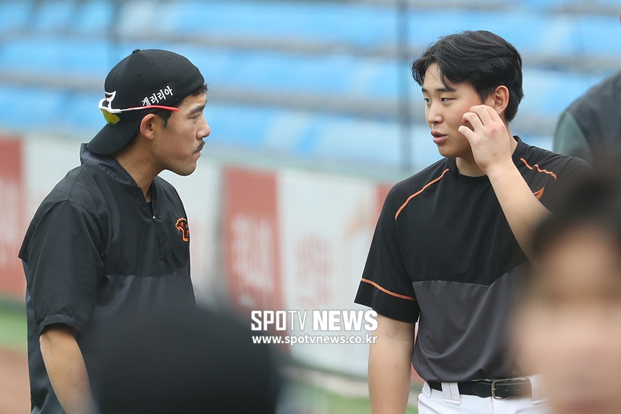 [스토리S] 정은원, '올스타전 초대 번트왕' 이용규 선배께 물어보는 번트 자세