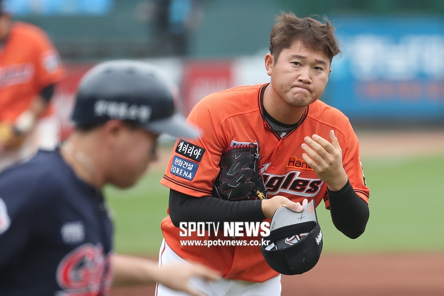 [포토S] 김진영, 모자 벗어 사과