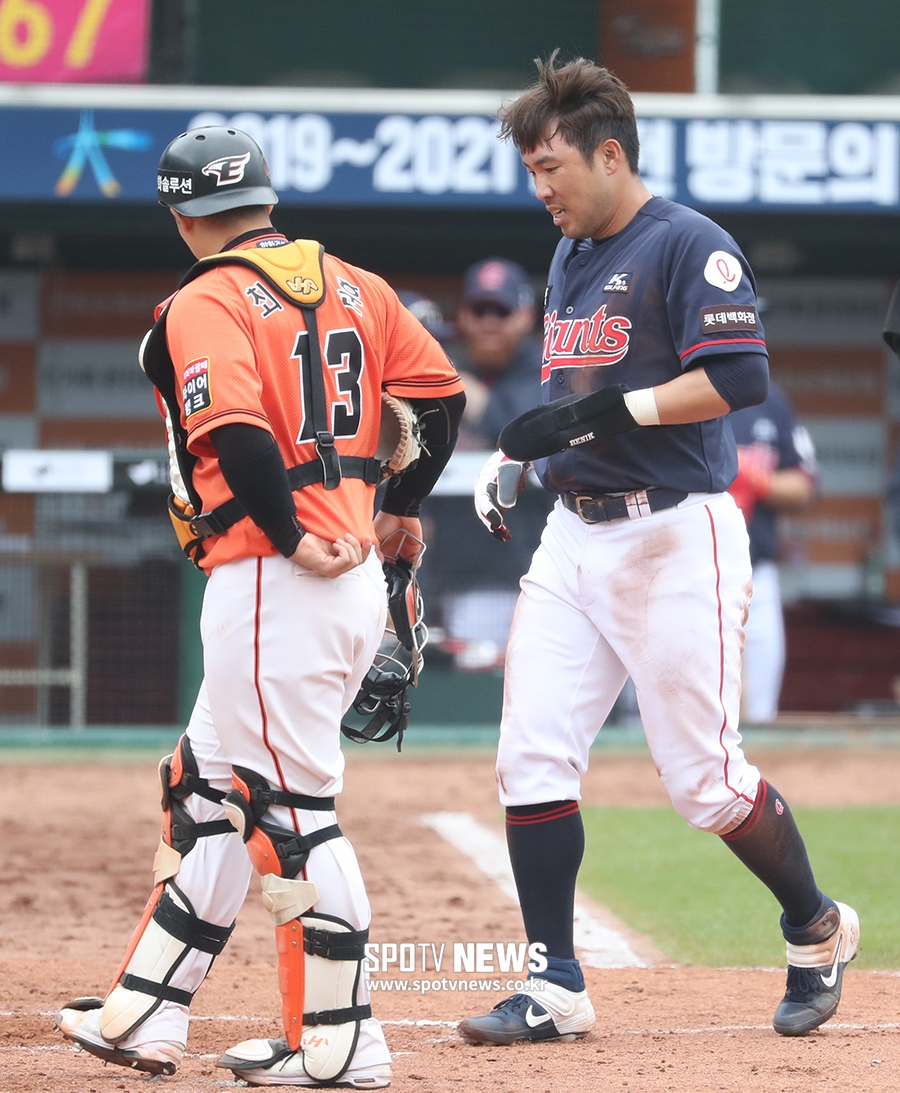 [포토S] 주루플레이 방해로 홈 밟는 전준우