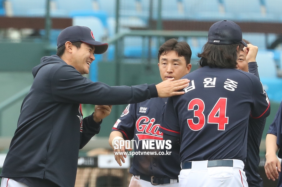 [스토리S] 8구로 경기 끝낸 김원중, 노경은 복귀 첫 승 기념구도 챙긴 속 깊은 후배