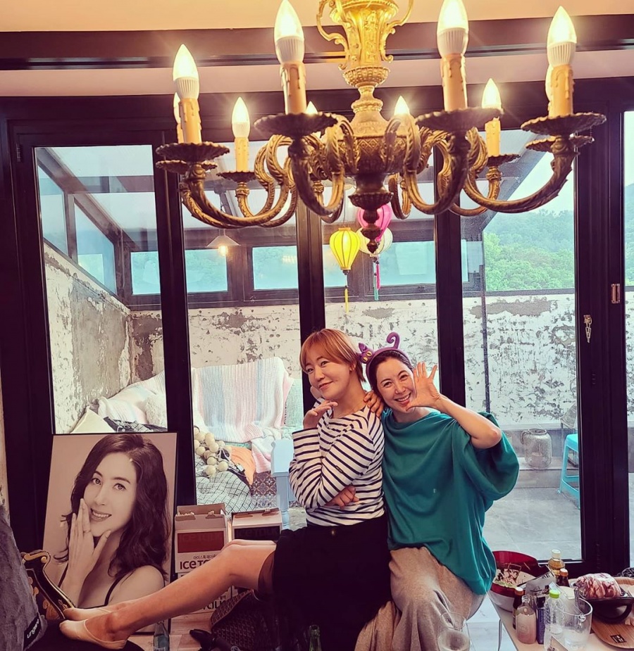 이병헌 동생 이지안, 셀프 인테리어한 럭셔리 '으니으리빠'에서 홈파티
