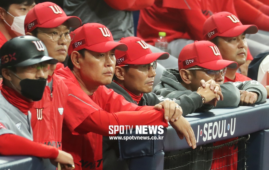 [포토S] 경기 지켜보는 염경엽 감독
