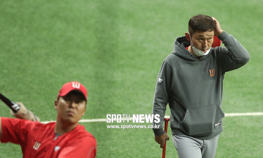 [포토S] 머리 긁적이는 박경완 코치