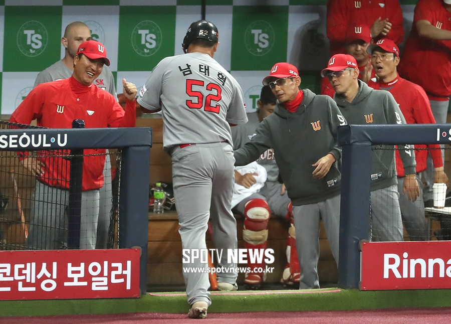 [포토S] 남태혁 반기는 염경엽 감독
