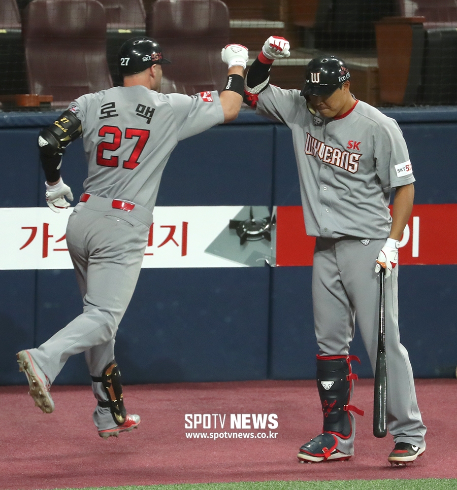 [포토S] 로맥-한동민, 오랜만에 보는 하이파이브