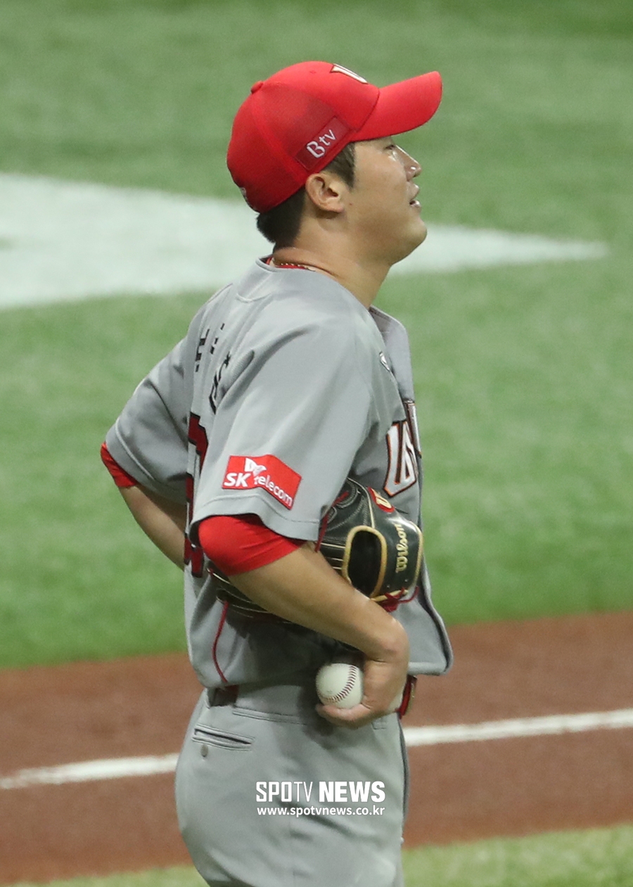 [포토S] 박종훈, 뼈아픈 폭투