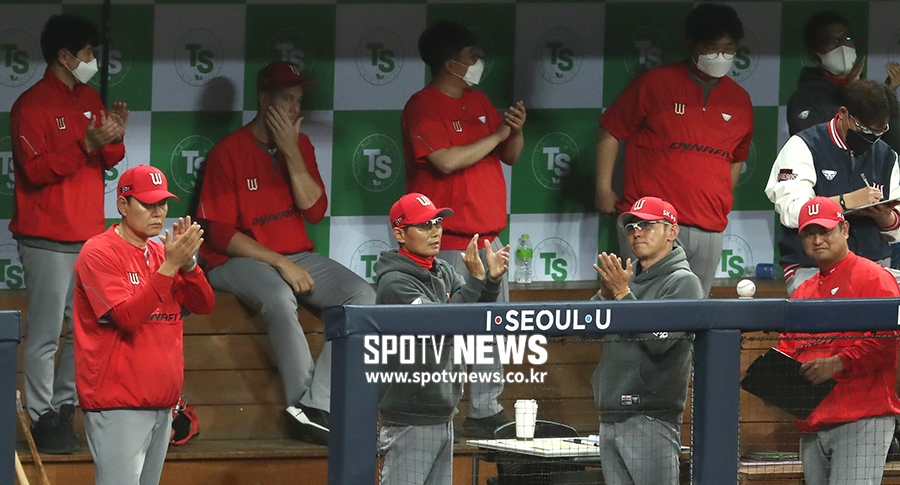 [포토S] 박수 치는 염경엽 감독
