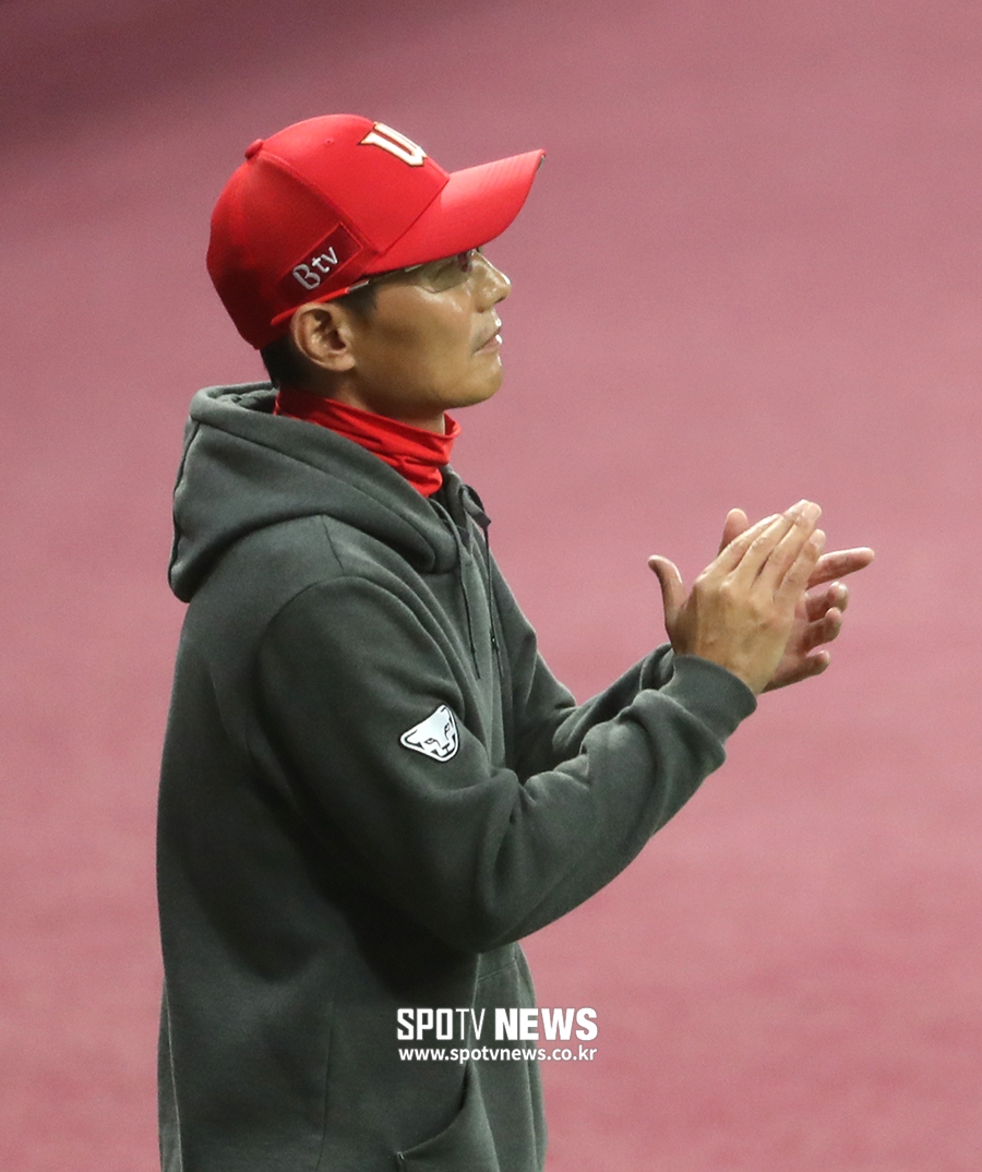 [포토S] 드디어 승리의 박수 치는 염경엽 감독
