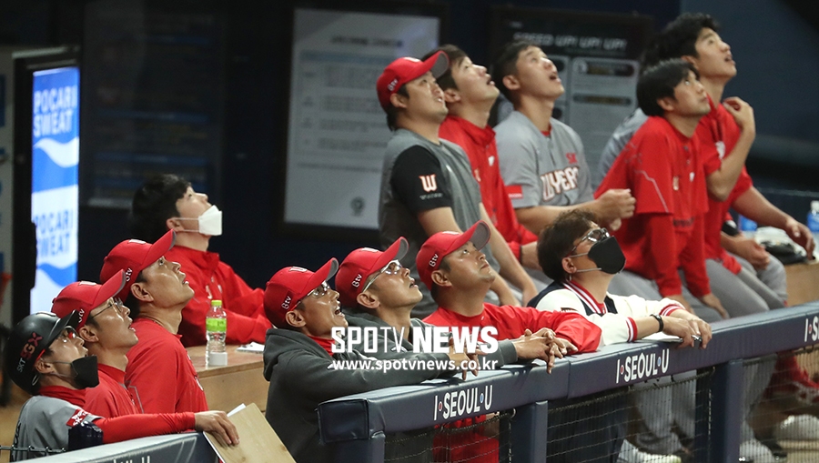 [스토리S] '역대 팀 최다 연패 막았다', 간절함과 환희가 공존했던 9회말 SK 더그아웃