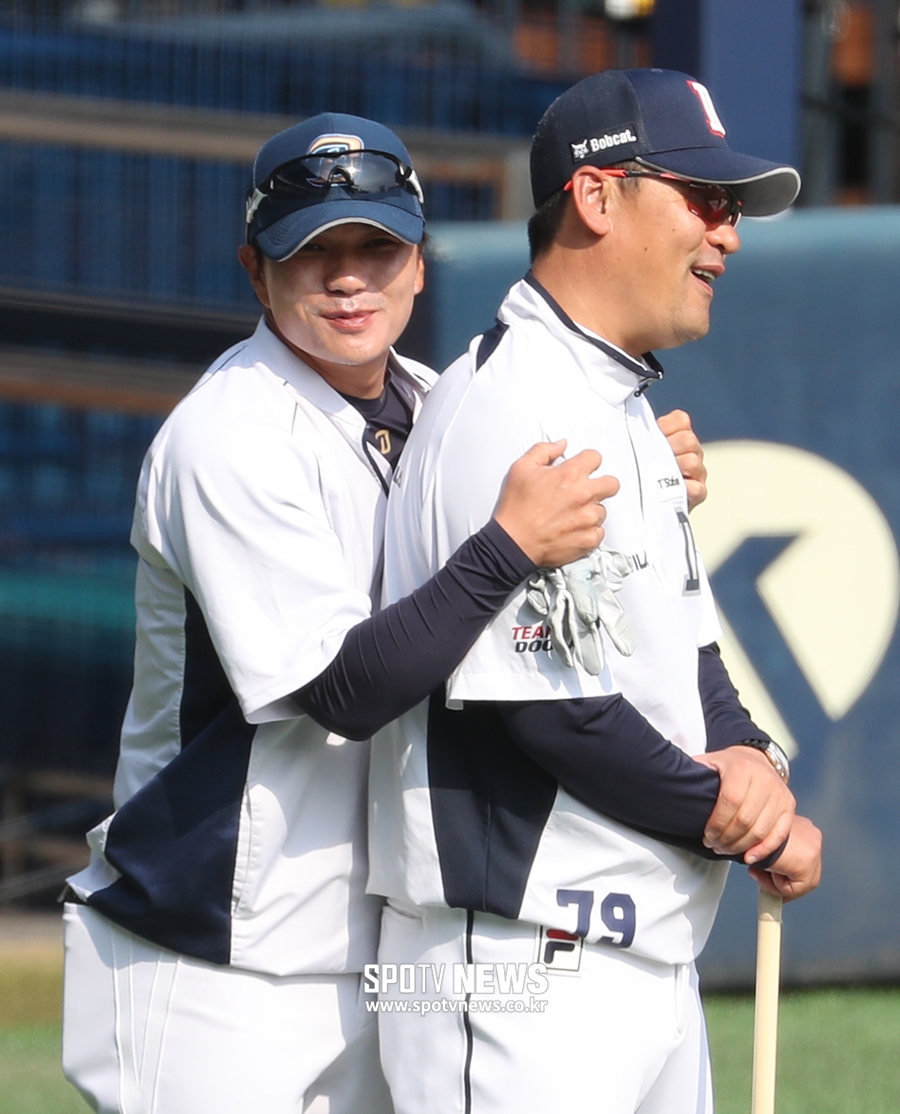 [포토S] 이종욱 코치, 김민재 코치에 백허그