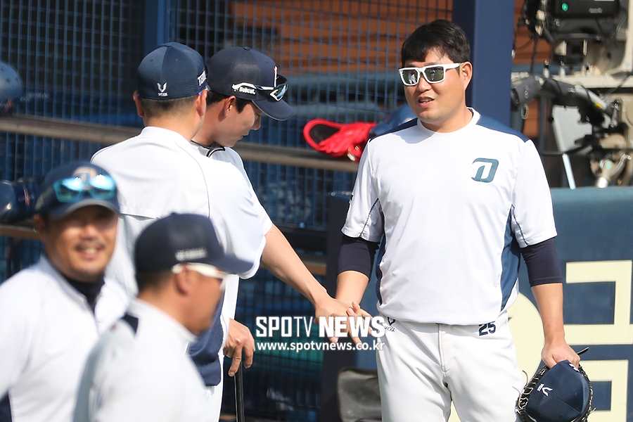 [스토리S] 손깍지 낀 고영민 코치와 양의지, 두산 코치진의 여전한 '의지 사랑'