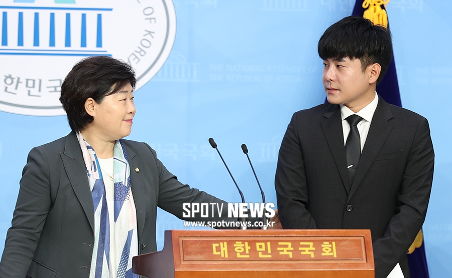 [포토S] 구하라 친오빠 다독이는 서영교 의원