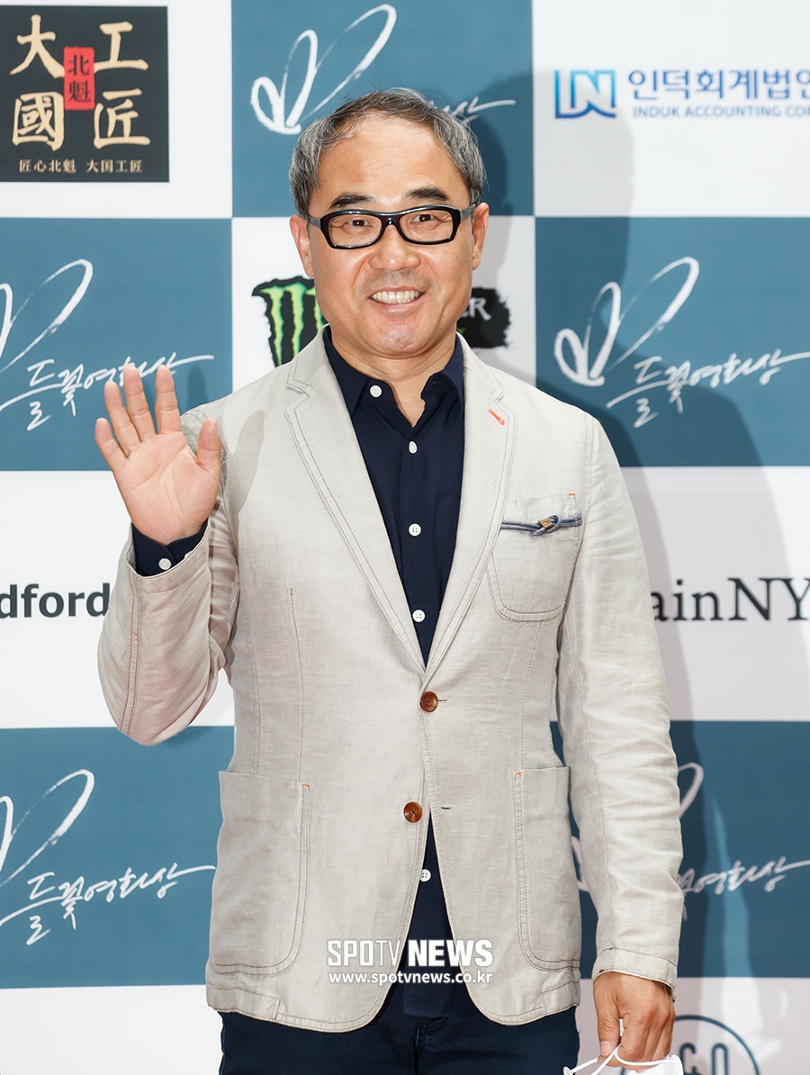 [포토S] 포즈 취하는 배우 강신일