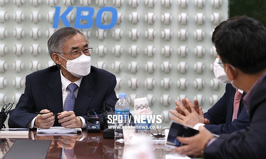 [포토S] 강정호 상벌위원회 최원현 위원장