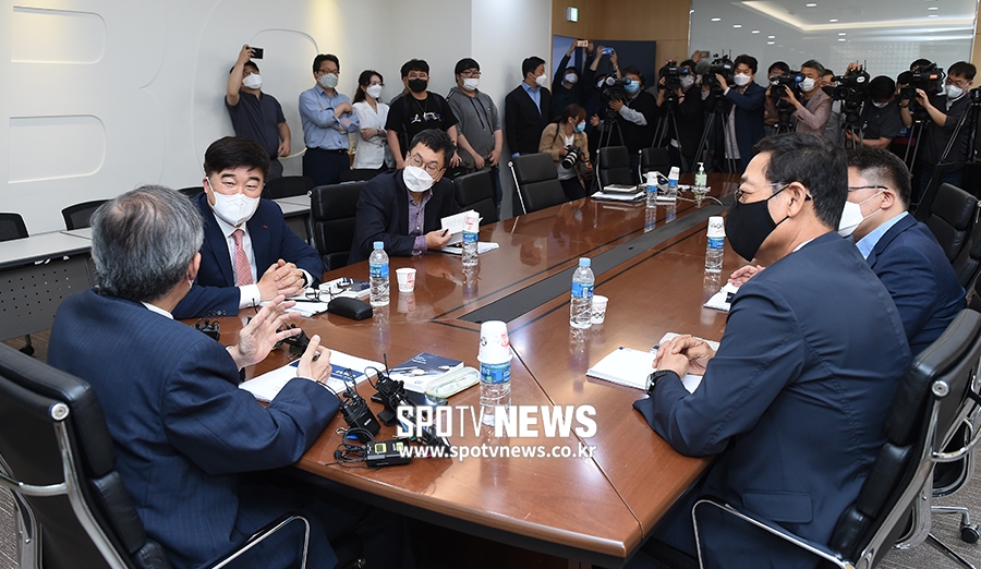 [포토S] 뜨거운 취재진 열기 속 진행된 강정호 상벌위원회