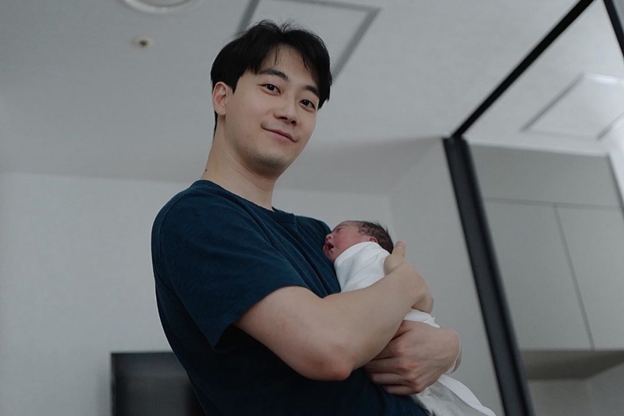 윤한, 한차례 유산 끝에 결혼 3년만 첫 득녀…"보자마자 눈물이 펑펑"[전문]