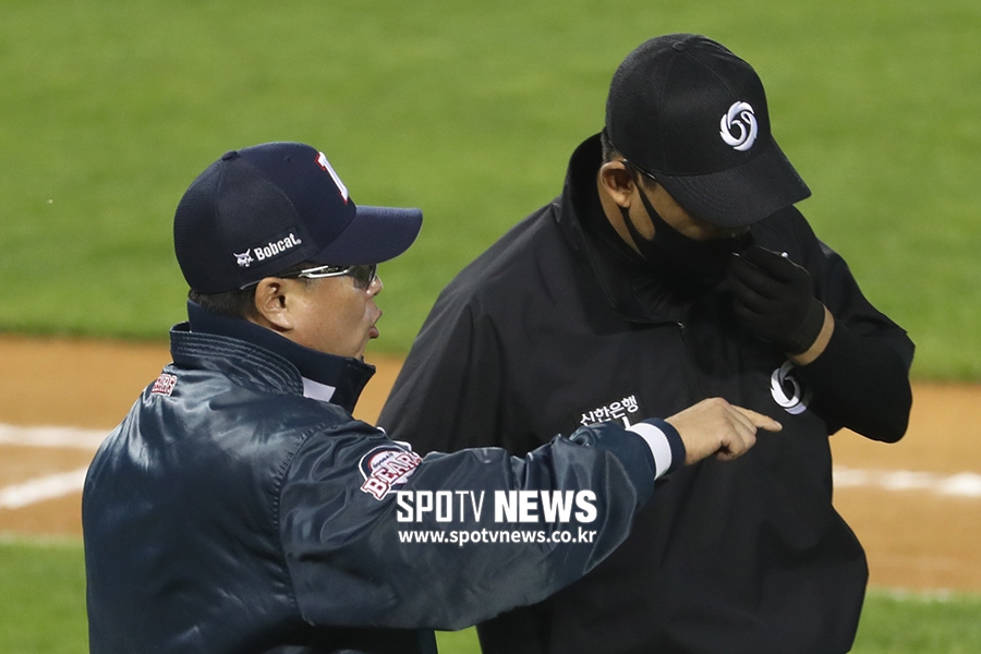 [포토S] 김태형 감독, 정의윤의 주루 플레이에 대해 항의