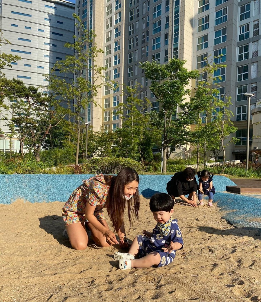 김빈우, 치마 입고 모래위 '철퍼덕' 열혈육아…"너희들의 존재는 대단해"