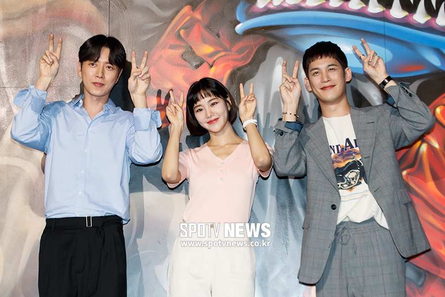 [포토S] 귀여운 포즈 취하는 드라마 꼰대인턴 배우들