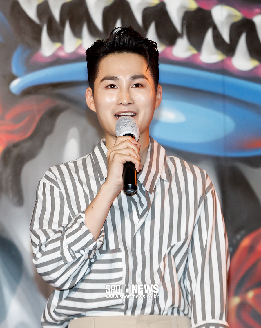 [포토S] 깜짝 등장한 가수 김희재